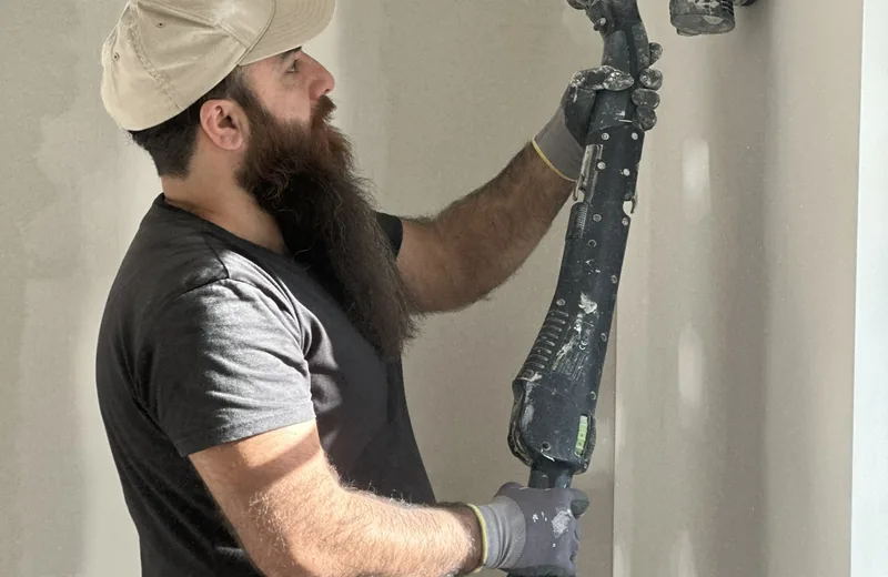 Professionell målare spacklar vägg i Göteborg