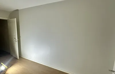 Väggmålning med roller på innervägg i Göteborg